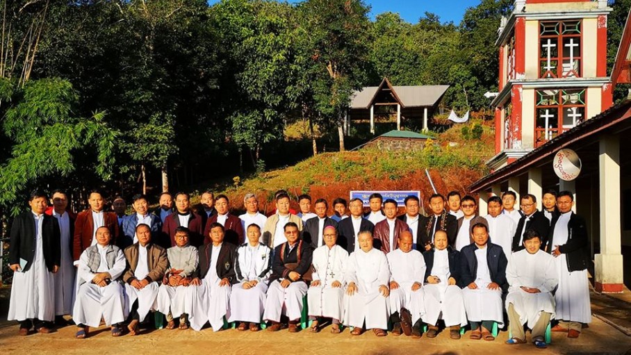 Myitkyina Gwxrwvng vrvm keni Rev. Fathers(Jau) rio vju rxt Lipong lvngdxm lvdvngo long
