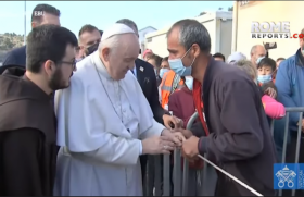 Greek móngdàn Lesbos taq vlwe yàmbvn vsvngrì kaq Svrabín koqkámpè Francis í vhømnø dvmvn we.